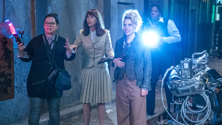 Die Schauspielerinnen Melissa McCarthy (Abby), Kristen Wiig (Erin), Kate McKinnon (Holtzmann) und Leslie Jones (Patty) in einer Szene des Films "Ghostbusters".
