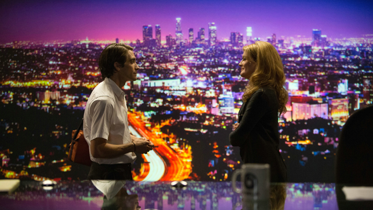 Der Kammeramann Lou Bloom (Jake Gyllenhaal) und die Chefredakteurin Nina (Rene Russo) in einer Szene des Films "Nightcrawler - Jede Nacht hat ihren Preis" (undatierte Filmszene).