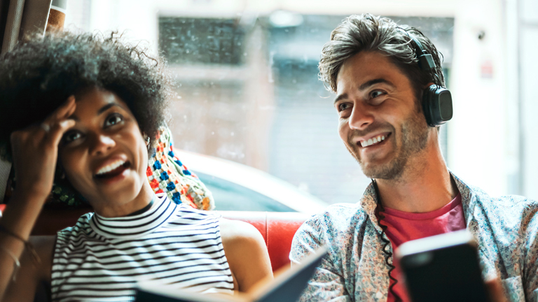 Ein Paar mit Kopfhörern