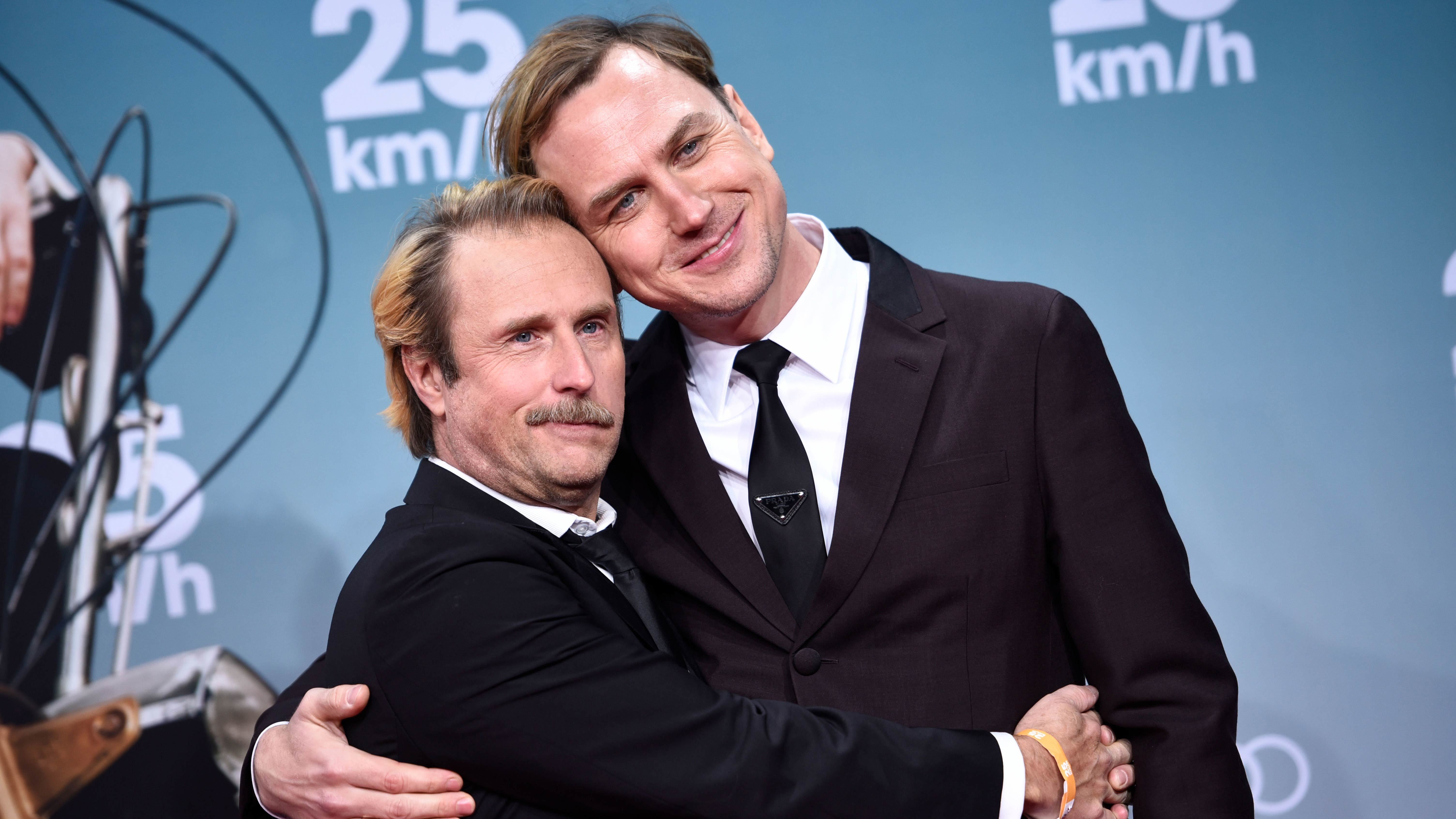 25.10.2018, Berlin: Die Darsteller Bjarne Ingmar Mädel (l) und Lars Eidinger kommen zur Premiere des Films "25Km/h" über den Roten Teppich. Foto: Gregor Fischer/dpa