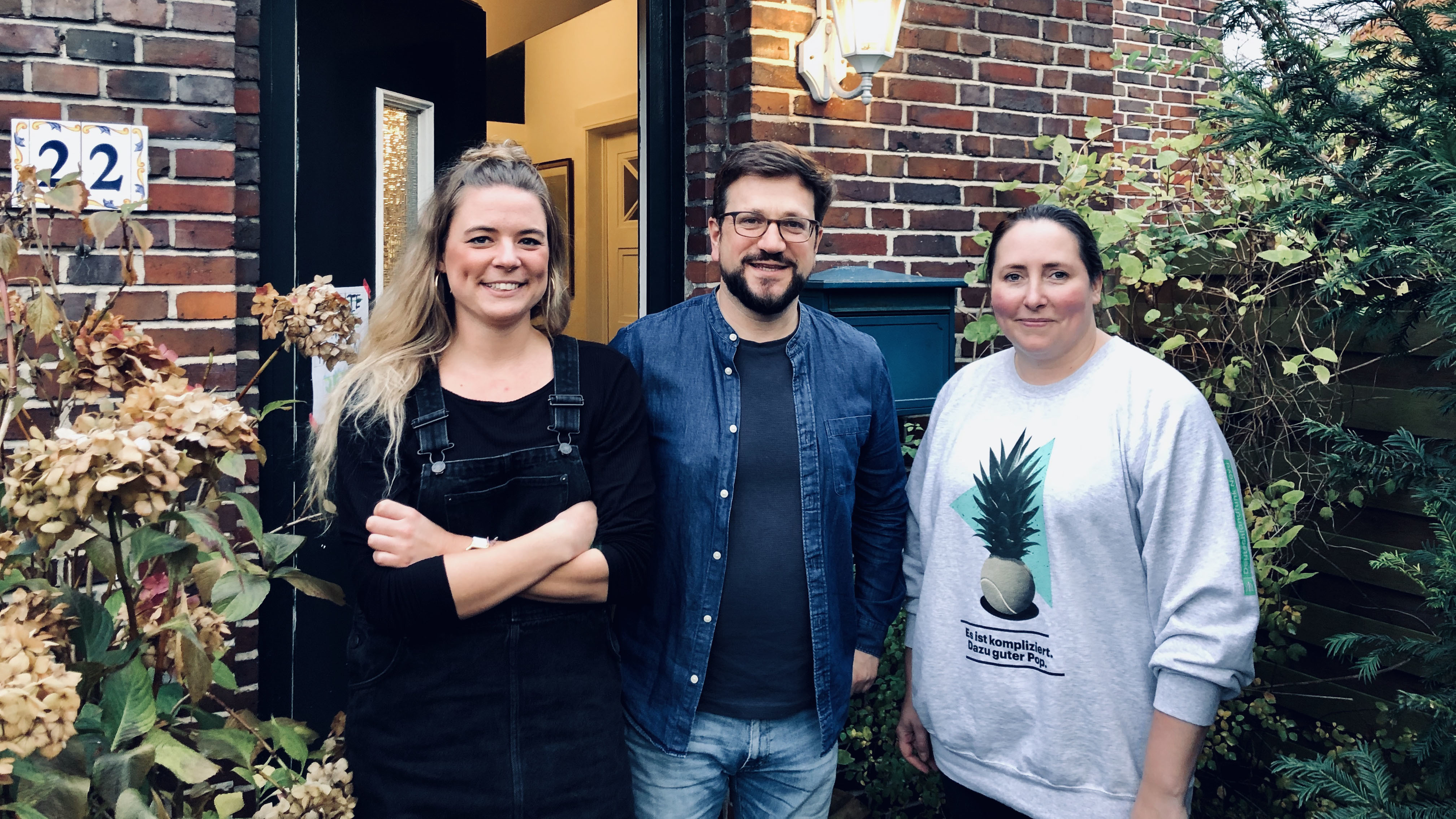 Rahel Klein (l.) und Tina Howard (r.) zusammen mit Thomas Dugaro.