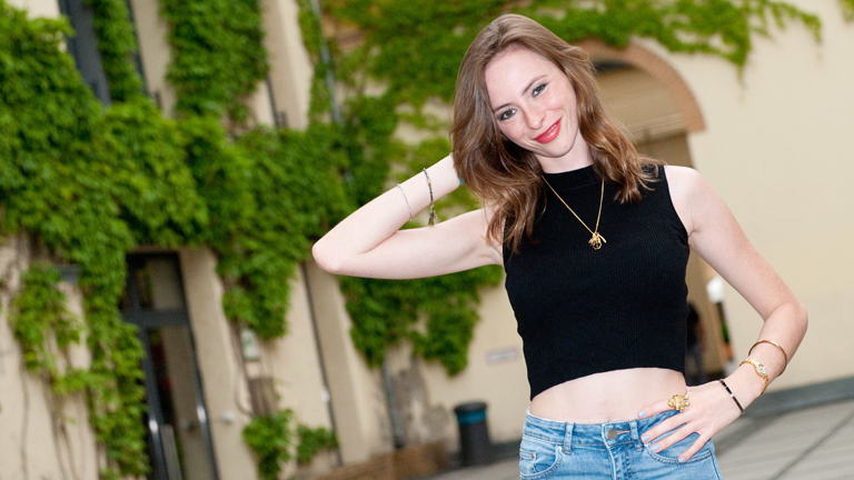 Die Schauspielerin Carolyn Genzkow kommt am 24.05.2016 in Berlin zur Premiere des Films "Der Nachtmahr".