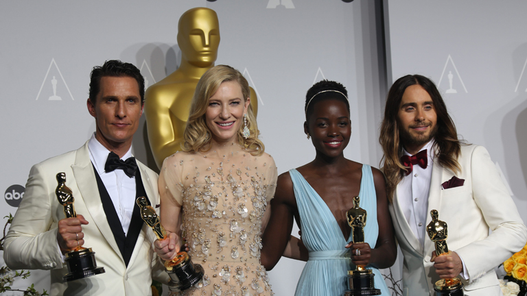 Matthew McConaughey (l-r), Cate Blanchett, Lupita Nyong'o und Jared Leto posieren mit ihren Oscars