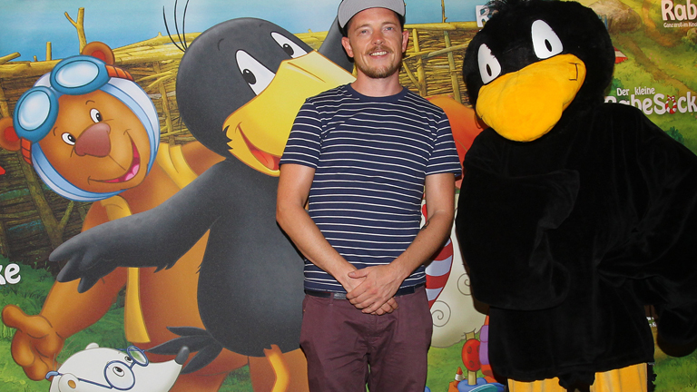 Der Musiker Jan Delay und "Der kleine Rabe Socke" posieren am Dienstag (04.09.2012) vor einer Premiere des Animations-Films "Der kleine Rabe Socke" im Streits Kino in Hamburg.