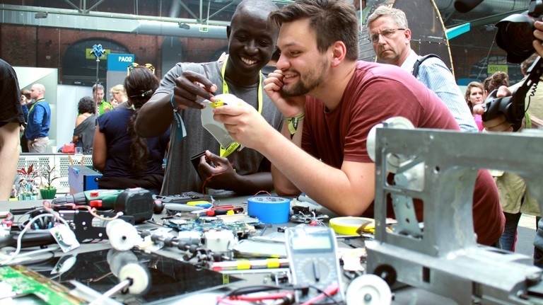 Roy kommt aus Nairobi und hat in seinem Workshop eine Nähmaschine zerlegt