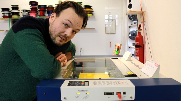Nicolai unterreichtet im FabLab Lasercutting.