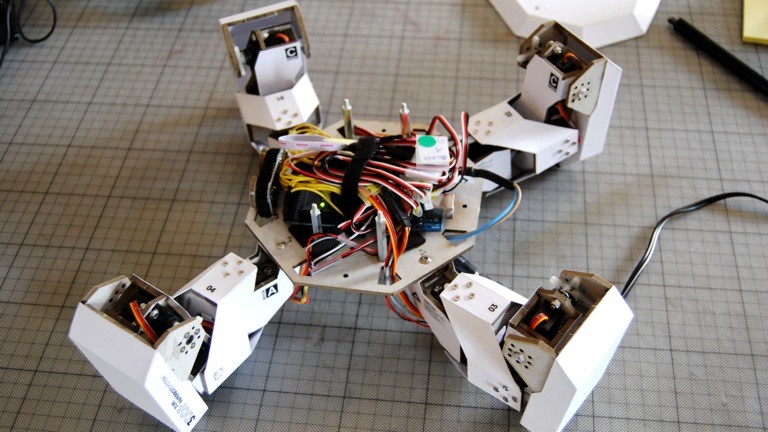 Ultraschall Entfernungsmesser Bausatz : Papproboter zum selberkleben · dlf nova