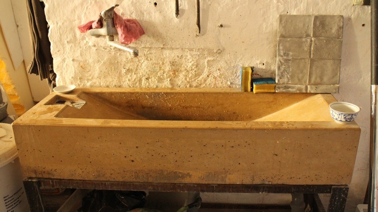Das Waschbecken in Michaels Atelier ist mit gelber Pigmentfarbe eingefärbt.