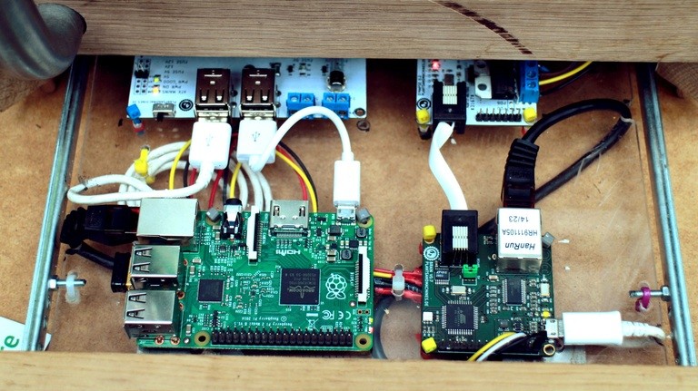 Die Steuerung übernehmen ein Rasperry Pi und Arduino-ähnliche Platinen