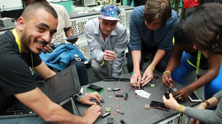 Im Workshop von Tarek wird ein Joule-Thiev gebastelt