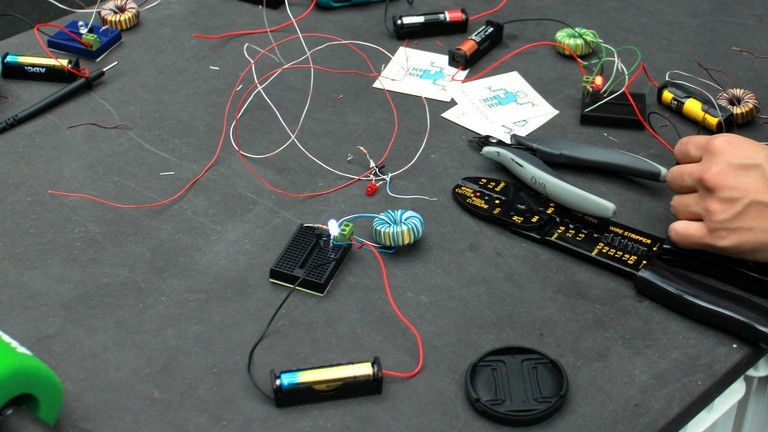 funktioniert! Die LED leuchtet, trotz einer fast "leeren" Batterie