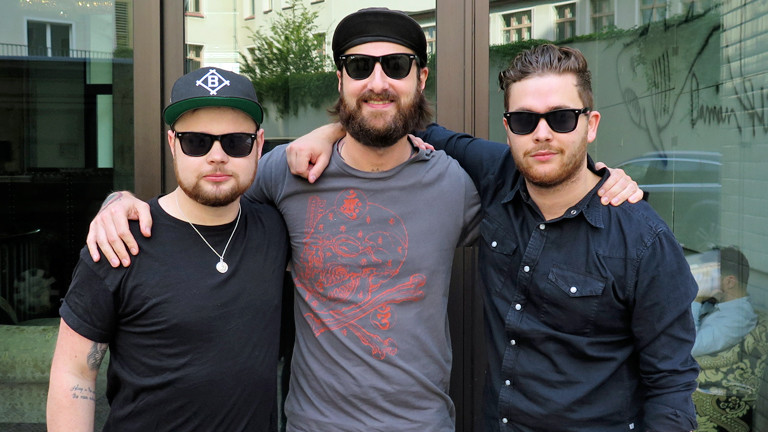 DRadio-Wissen-Reporter Oliver Plöger wird von Royal Blood, Ben Thatcher und Mike Kerr, am 15.09.2014 in die Mitte genommen.