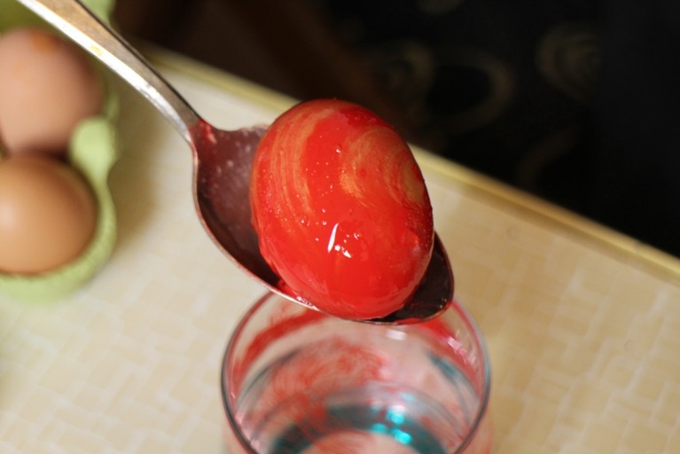Eier färben mit Nagellack