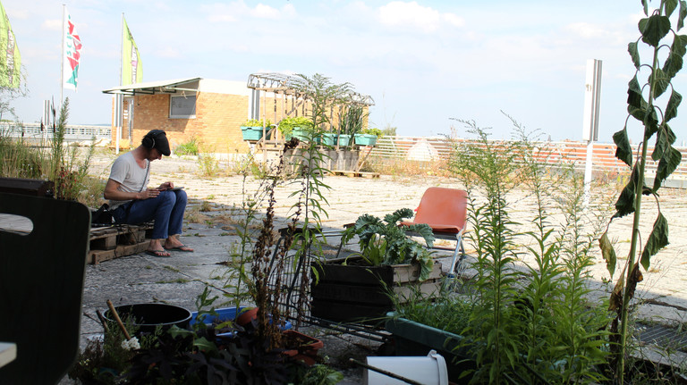 Auf der Dachterrasse wird im Grünen gemixt.