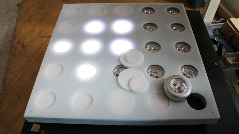 Als An- und Ausschalter fungieren jeweils zwei verklebte Plastikscheiben aus dem Lasercutter.
