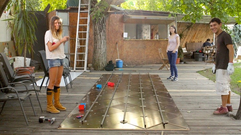 Sorina, Ioana und Matei setzen derweil den Träger-Rahmen der Lichtinstallation zusammen.