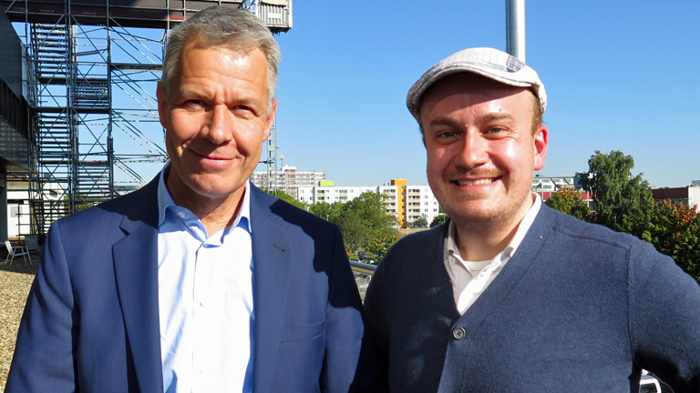 RTL-Nachrichtenanchor Peter Kloeppel besucht Daniel Fiene in Eine Stunde Was mit Medien.
