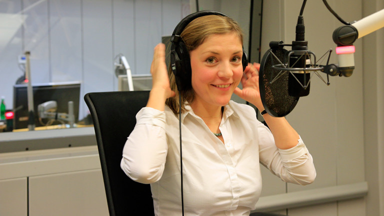 Florence Metz ist Gast bei DRadio Wissen und Eine Stunde Talk mit Sven Preger.