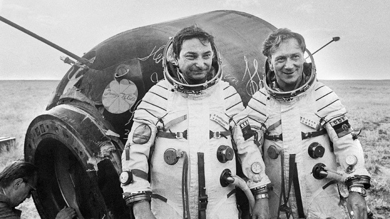 Sigmund Jähn flog am 26. August 1978 in der sowjetischen Sojus 31 zusammen mit Waleri Fjodorowitsch Bykowski zur sowjetischen Raumstation Saljut 6.