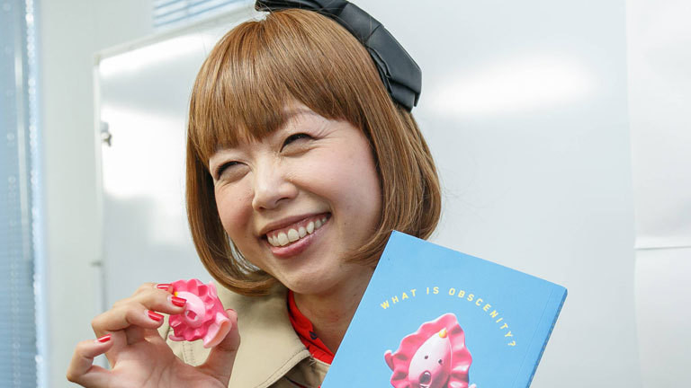 Die japanische Künstlerin Rokudenashiko mit einer Vagina aus Plastik in der Hand.