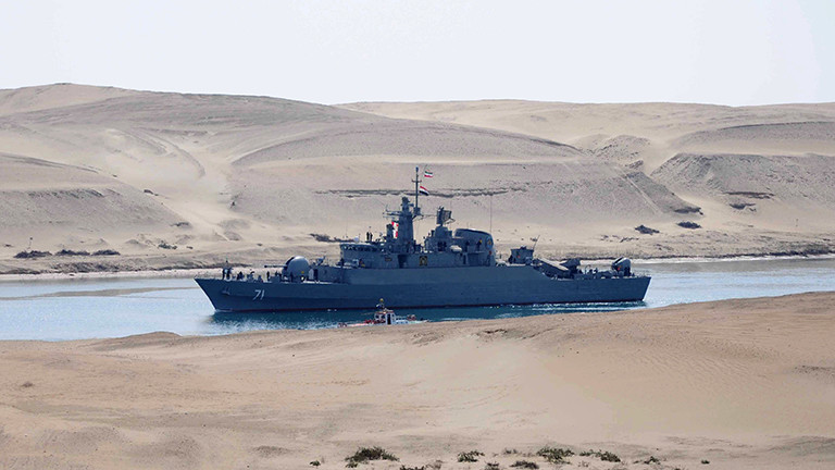 Ein iranisches Militärschiff durchquert den Sueskanal.
