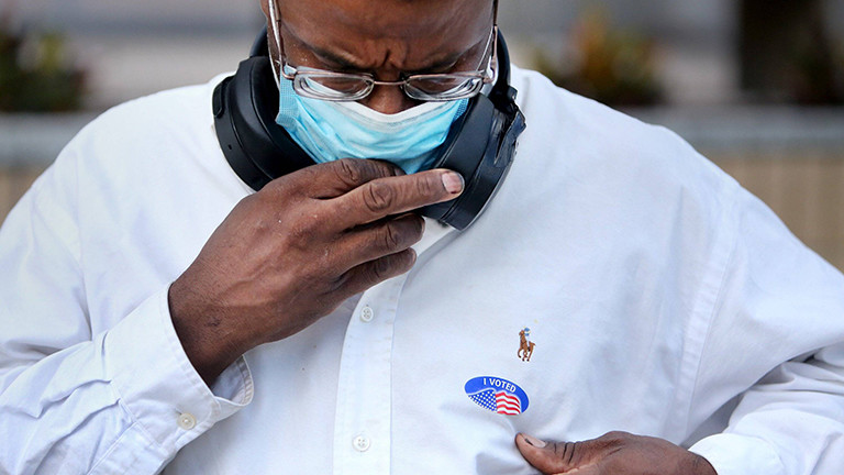 Ein Mann trägt auf seinem Hemd einen Aufkleber, auf dem "I voted" steht; er hat gerade seine Stimme abgegeben, in der Stadt Clearwater, im US-Bundesstaat Florida (19.10.2020)