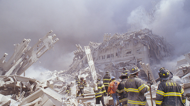 Feuerwehrleute klettern im September 2001 über die Überreste des Marriott-Hotels und des zweiten eingestürzten Turms des World Trade Centers.