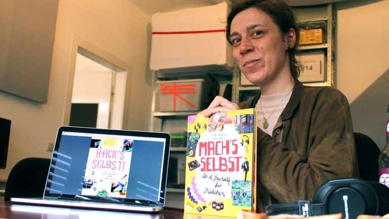 Chris Köver mit ihren Büchern "Mach's selbst" und "Hack's selbst"