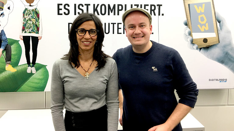 Sheila Mysorekar, Vorsitzende des Netzwerks "Neue Deutsche Medienmacher" mit DRadio-Wissen-Moderator Daniel Fiene