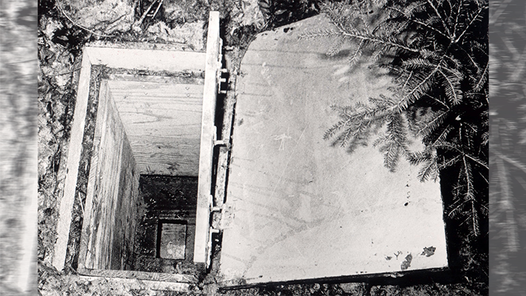 Ein Polizeifoto der vergrabenen Holzkiste in der 1981 die tote zehnjährige Ursula gefunden wurde.