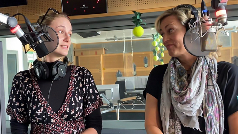 Pia M. Barucki und Gesine Cukrowski im Deutschlandfunk-Nova-Studio