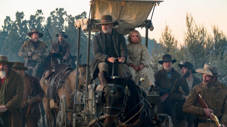 Helena Zengel neben Tom Hanks auf einer Kutsche.