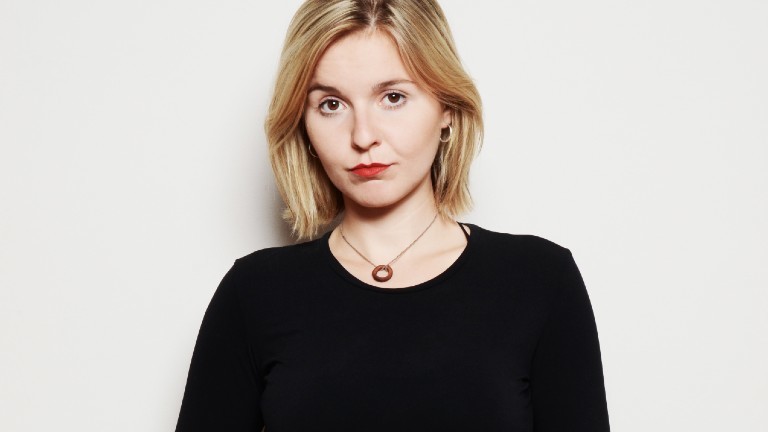 Autorin Franka Frei guckt skeptisch, frech in die Kamera.