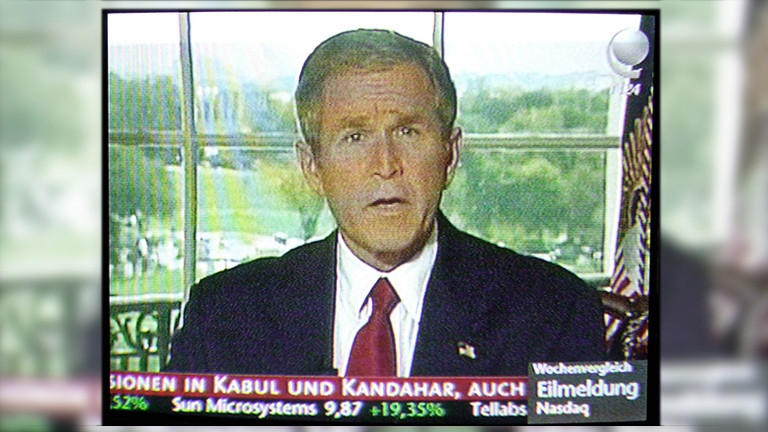 Nach dem Beginn der Angriffe der USA und Grossbritanniens am Sonntag den 7. Oktober 2001 spricht der US-amerikanische Präsident George W. Bush im Fernsehen.