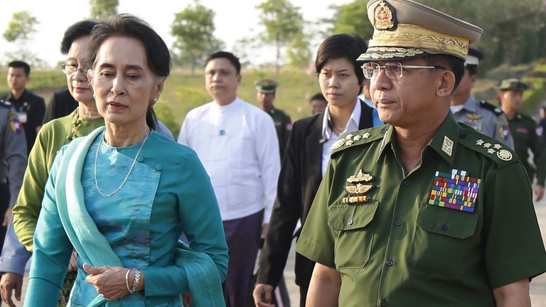 Armeechef Min Aung Hlaing und Auung San Suu Kyi, damals Außenministerin und Regierungsberaterin, im Jahr 2016.