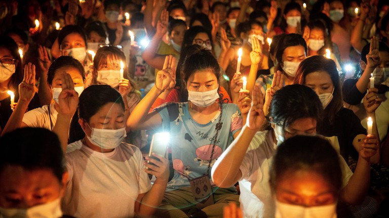 Demonstrant*innen in Yangon, Myanmar, machen eine Geste aus der Filmreihe "Hunger Games".