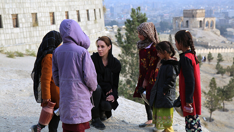 Die ARD-Journalistin Natalie Amiri in Kabul mit einer Gruppe von Kindern, November 2021