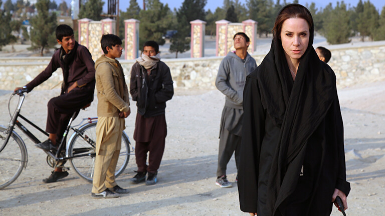 Die ARD-Journalistin Natalie Amiri in Kabul mit Kindern Hintergrund, November 2021