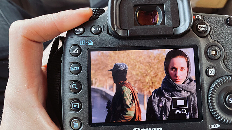 Die ARD-Journalistin Natalie Amiri bei der Arbeit in Afghanistan auf einem kamera-Display, November 2021