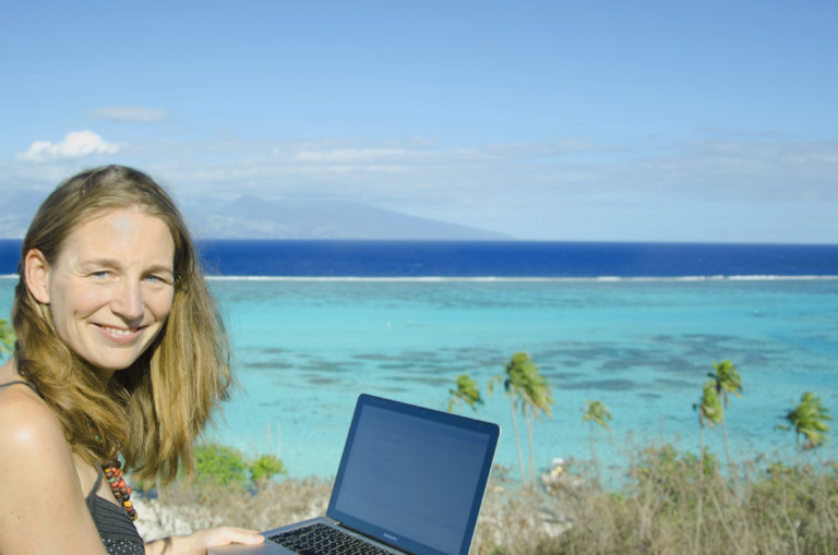 Esther Gonstalla mit Laptop am Strand