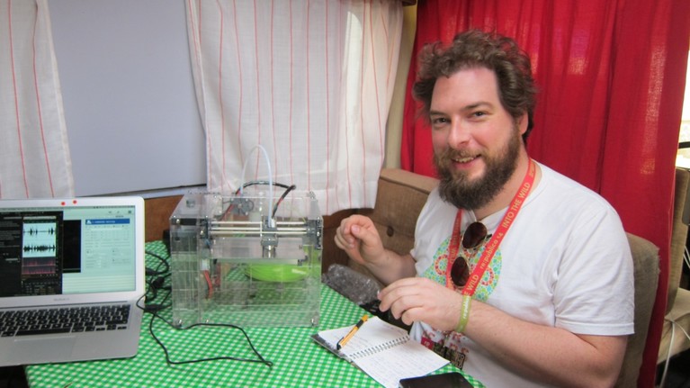 Philip Steffan checkt den 3D-Drucker aus der letzten Netzbastel-Sendung