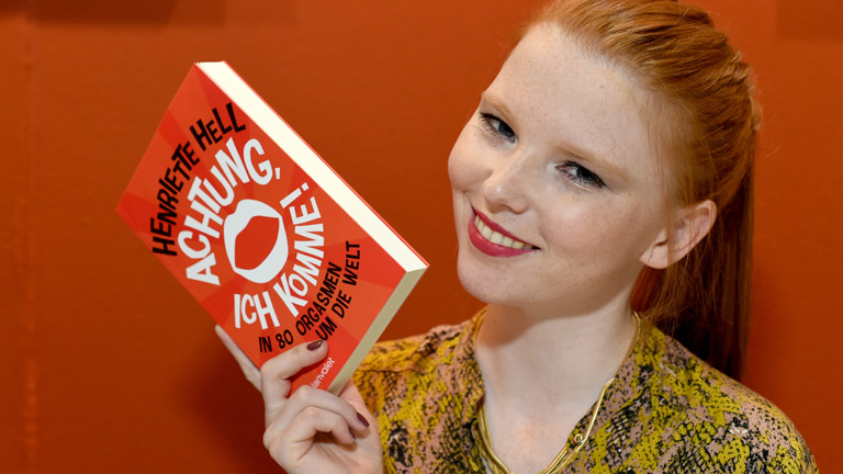 Henriette Hell mit ihrem Buch in der Hand