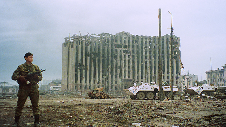 Russischer Soldat am 25.02.1995 vor dem zerstörten Präsidentenpalast in Grosny