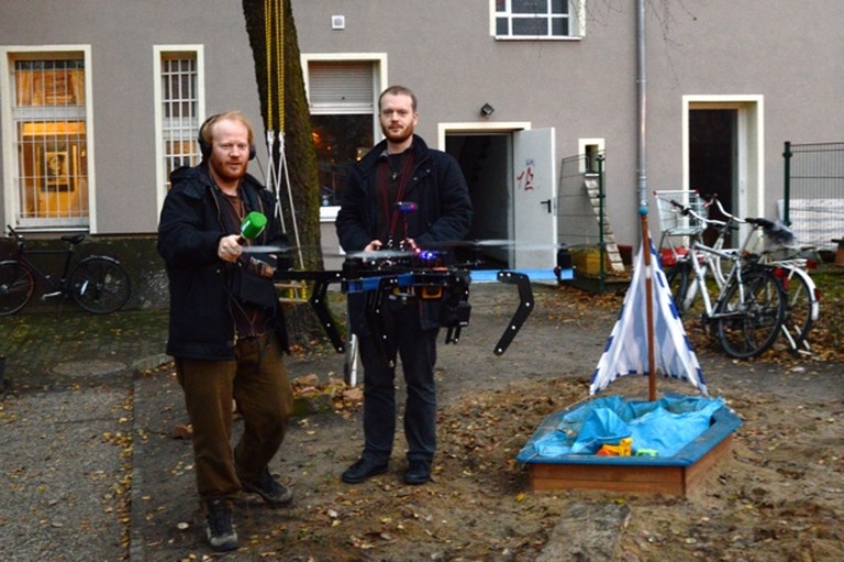 Hinterhof-Platzrunde mit dem Quadrocopter.