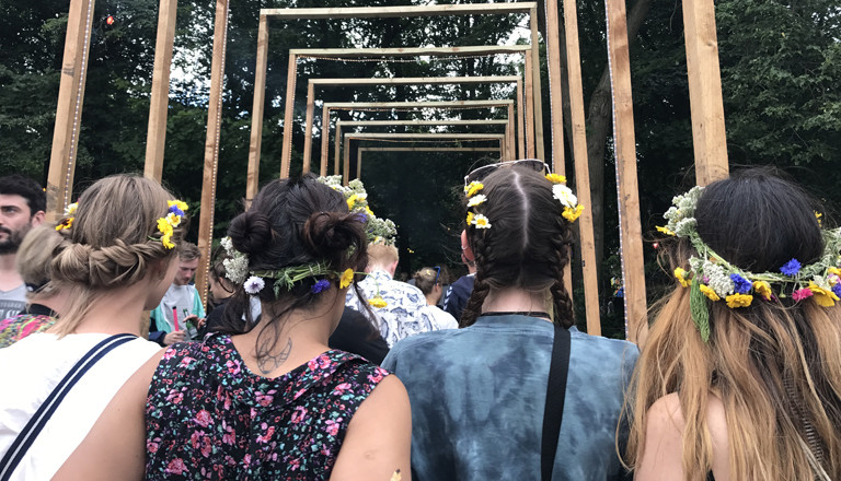 Blumenmädchen auf dem Appletree Garden Festival