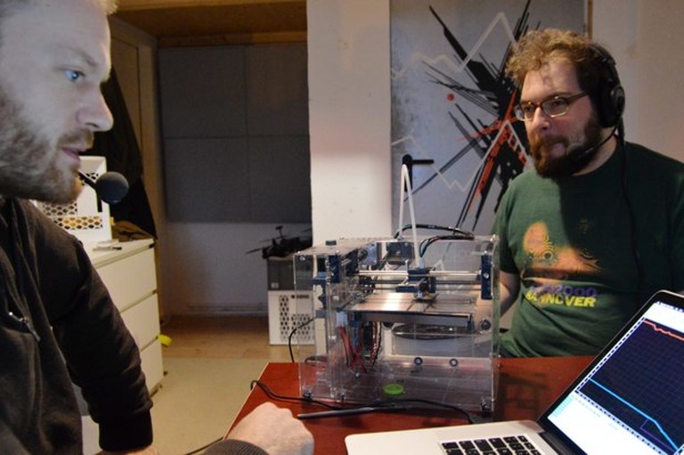 Kaspar Metz und Philip Steffan sind zu Gast im Radiobüro. Im Hintergrund Tape-Art aus der Klebeband-Sendung.