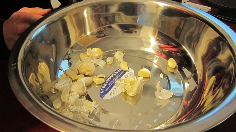 Knoblauchschälen mit Edelstahlschüsseln