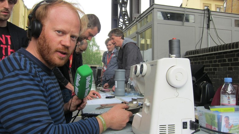 Der Reporter an der Nähmaschine