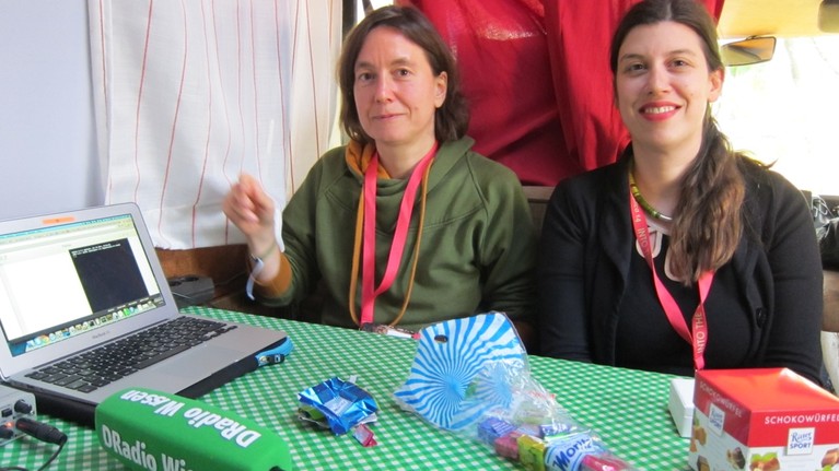 Programmieren und Schokolade: Kathrin Passig und Anne Schüssler lehren Programmieren für Nullcheckerbunnys