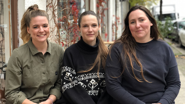 Deutschlandfunknova-Reporterinnen Rahel Klein (l.) und Tina Howard (r.) mit Peggy Spitzner.